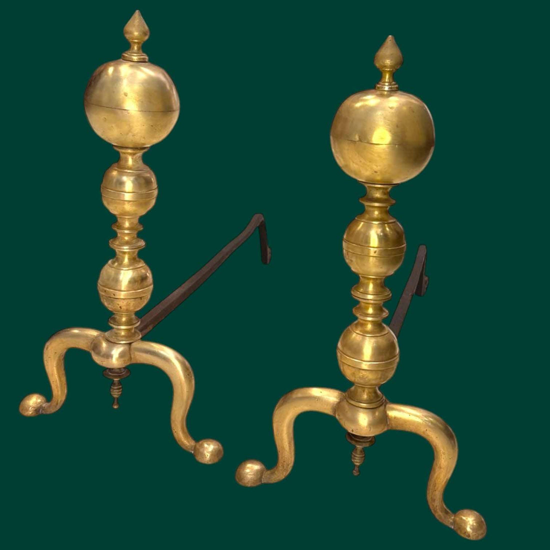 Los Morillos de bronce y hierro son una pareja antigua concebida originalmente para sostener la leña dentro de la chimenea, favorecer la circulación del aire y ayudar a que el fuego prenda y se mantenga con mayor eficacia. 
