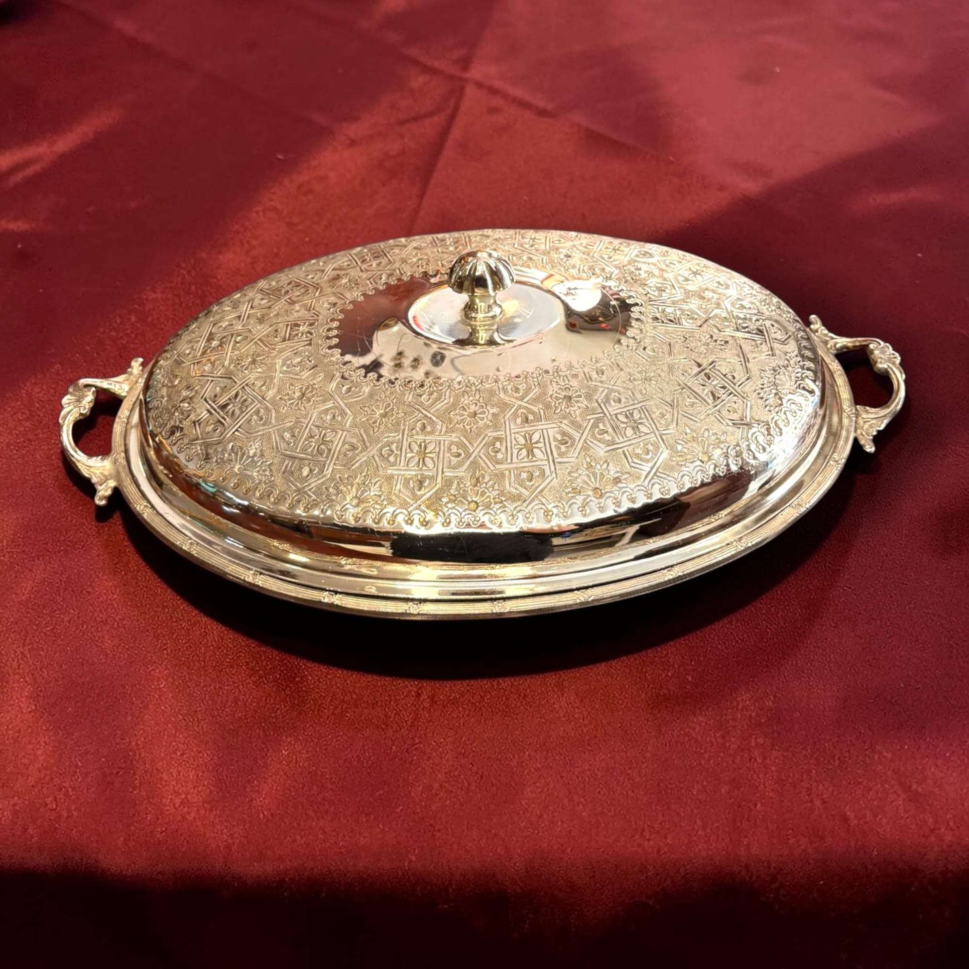 La función de esta pieza es servir la comida con mayor cuidado, higiene y presencia, algo que históricamente ha estado muy ligado al buen servicio de mesa y a la presentación refinada. 