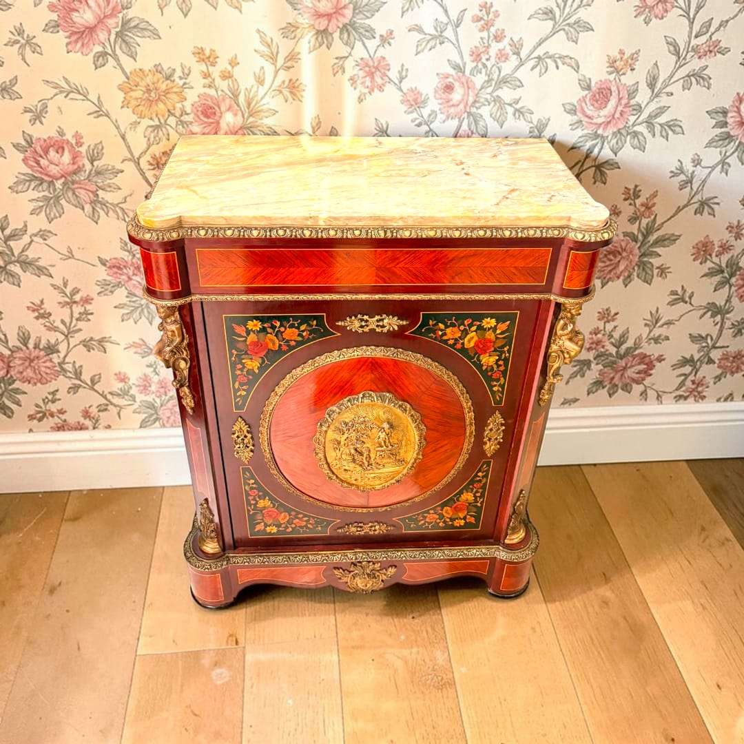 La estética responde a los rasgos que suelen asociarse al gusto Napoleón III, 