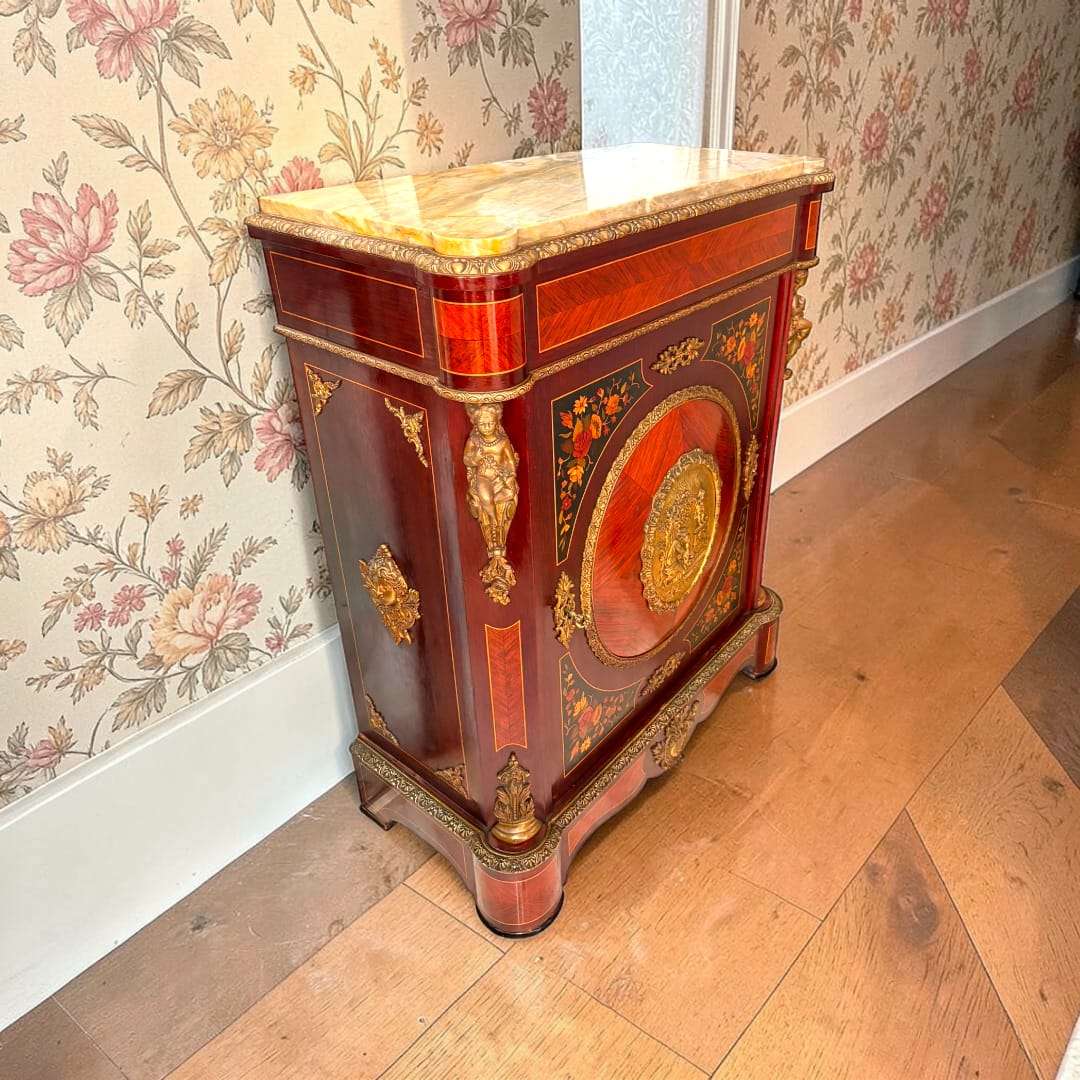 El Entredós Napoleón III con tapa de mármol es una pieza pensada para aportar distinción, apoyo y almacenaje elegante en salones, recibidores, comedores o dormitorios. 