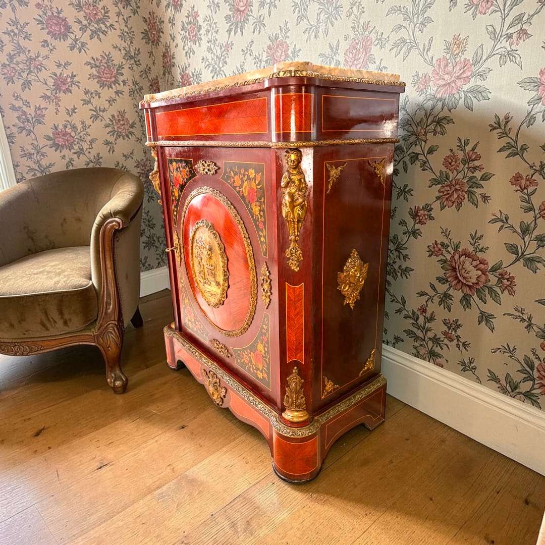 Su función original era la de servir como mueble auxiliar de representación, ideal para colocar objetos decorativos, relojes, jarrones, porcelanas o piezas de sobremesa, al tiempo que ofrecía un espacio interior útil para guardar pequeños enseres. 