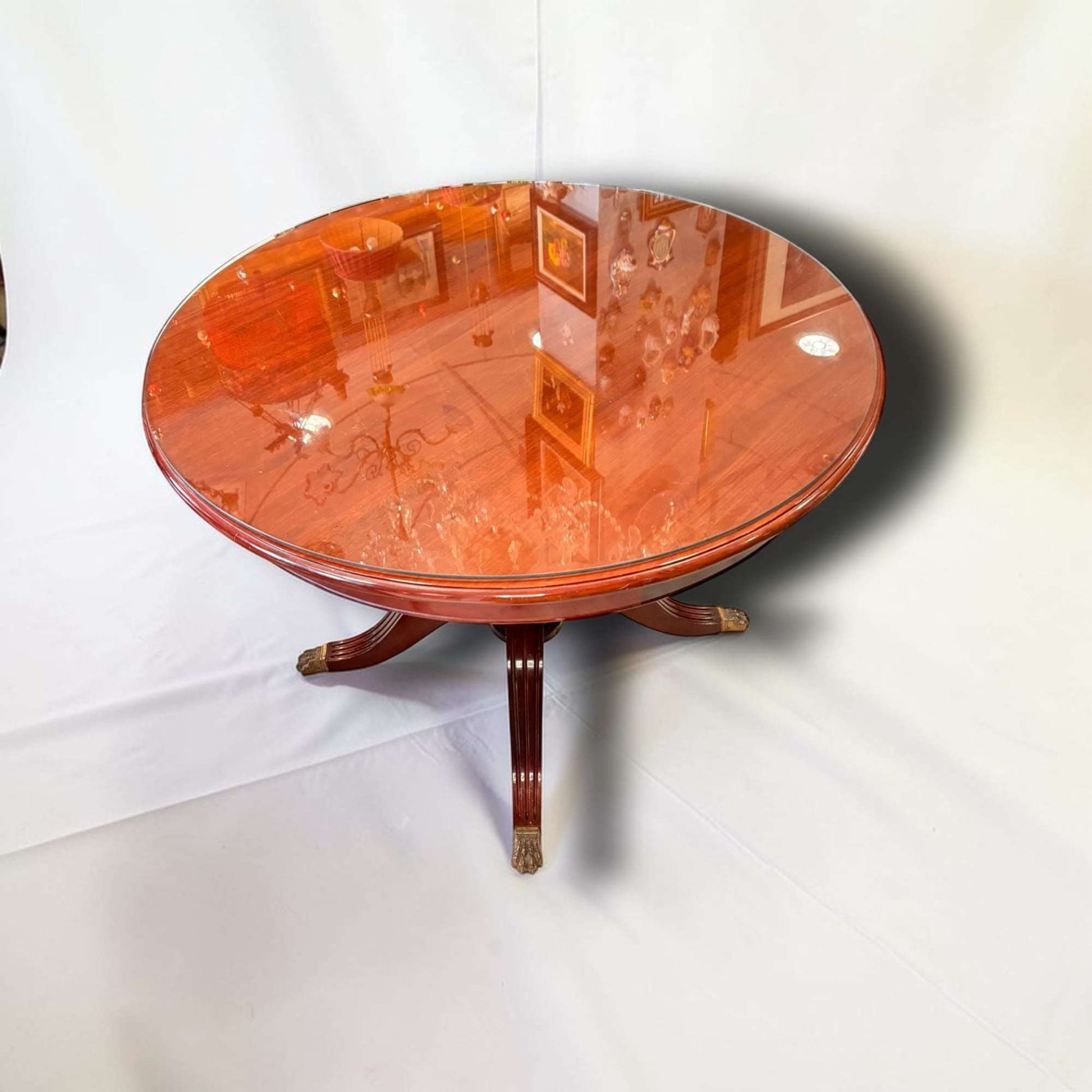  La combinación de caoba pulida, cristal superior y base clásica le da una personalidad única.