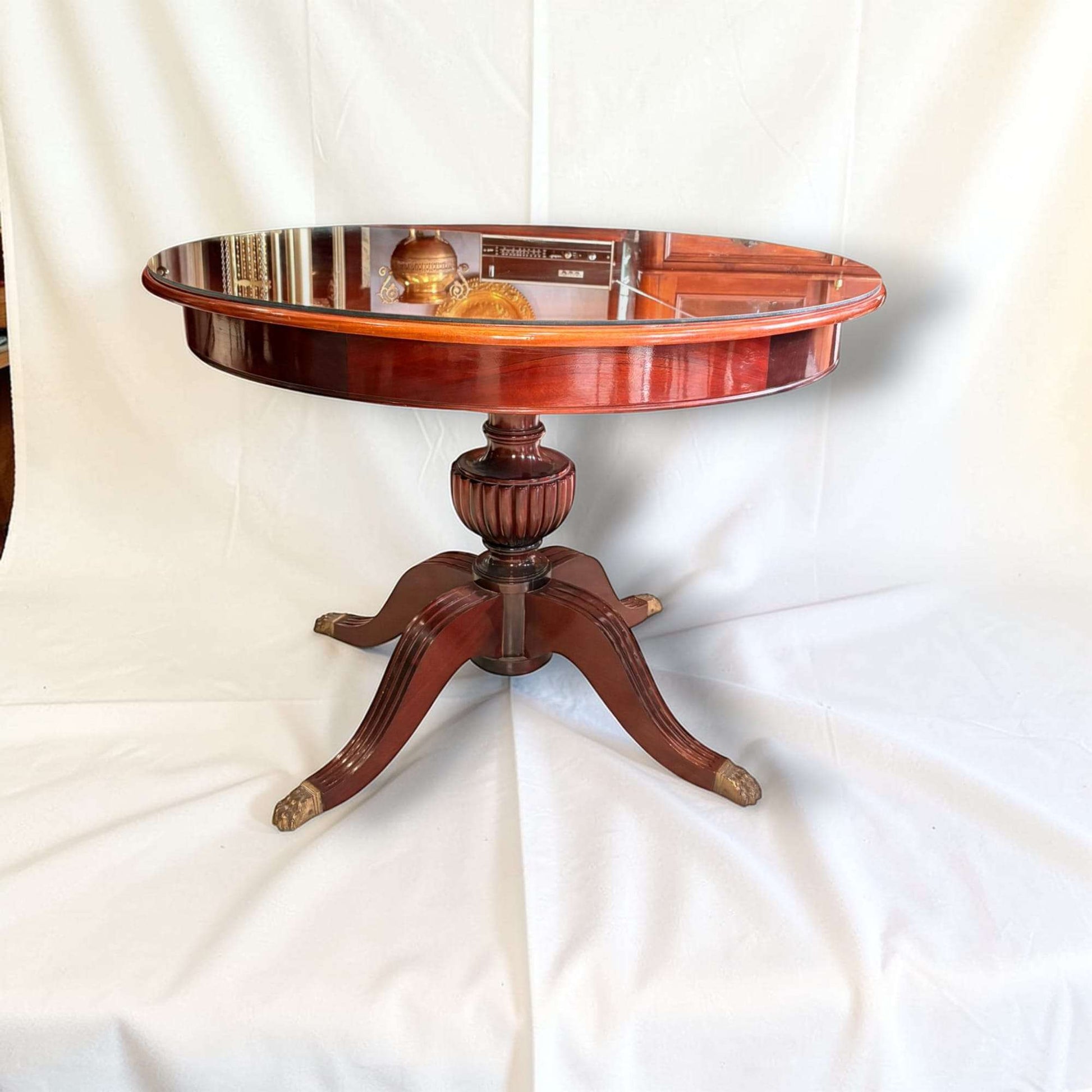 En las imágenes se aprecia una estructura de gran armonía, con sobre circular protegido por cristal, canto redondeado y un faldón alto que refuerza su presencia. 