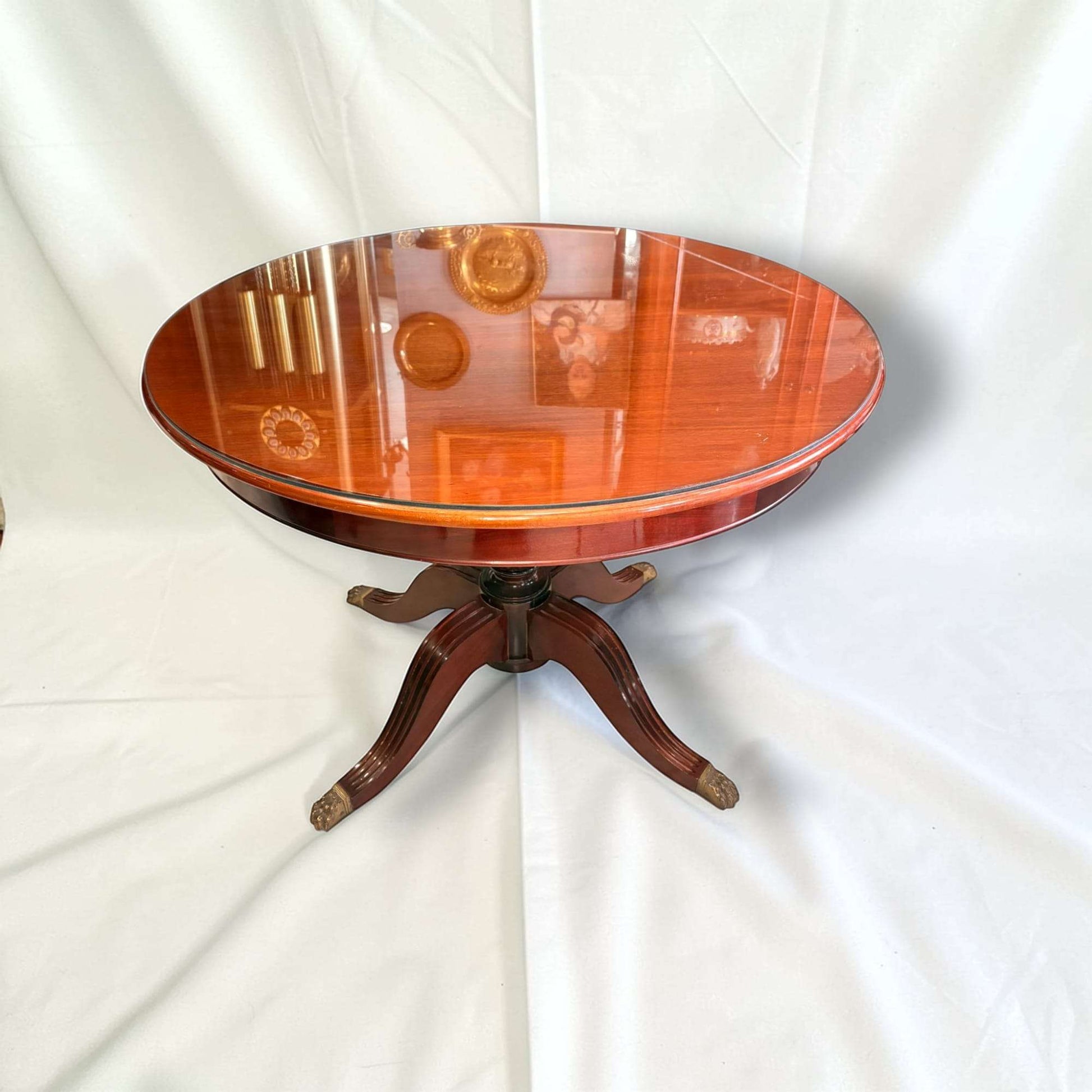 Es ideal para acompañar un salón distinguido, una zona de lectura, un despacho o un recibidor amplio, donde pueda lucirse como pieza de apoyo y como objeto decorativo.