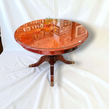 Hoy, además de conservar toda su utilidad, esta Mesa redonda de caoba con tapa de cristal destaca como pieza decorativa por derecho propio. 