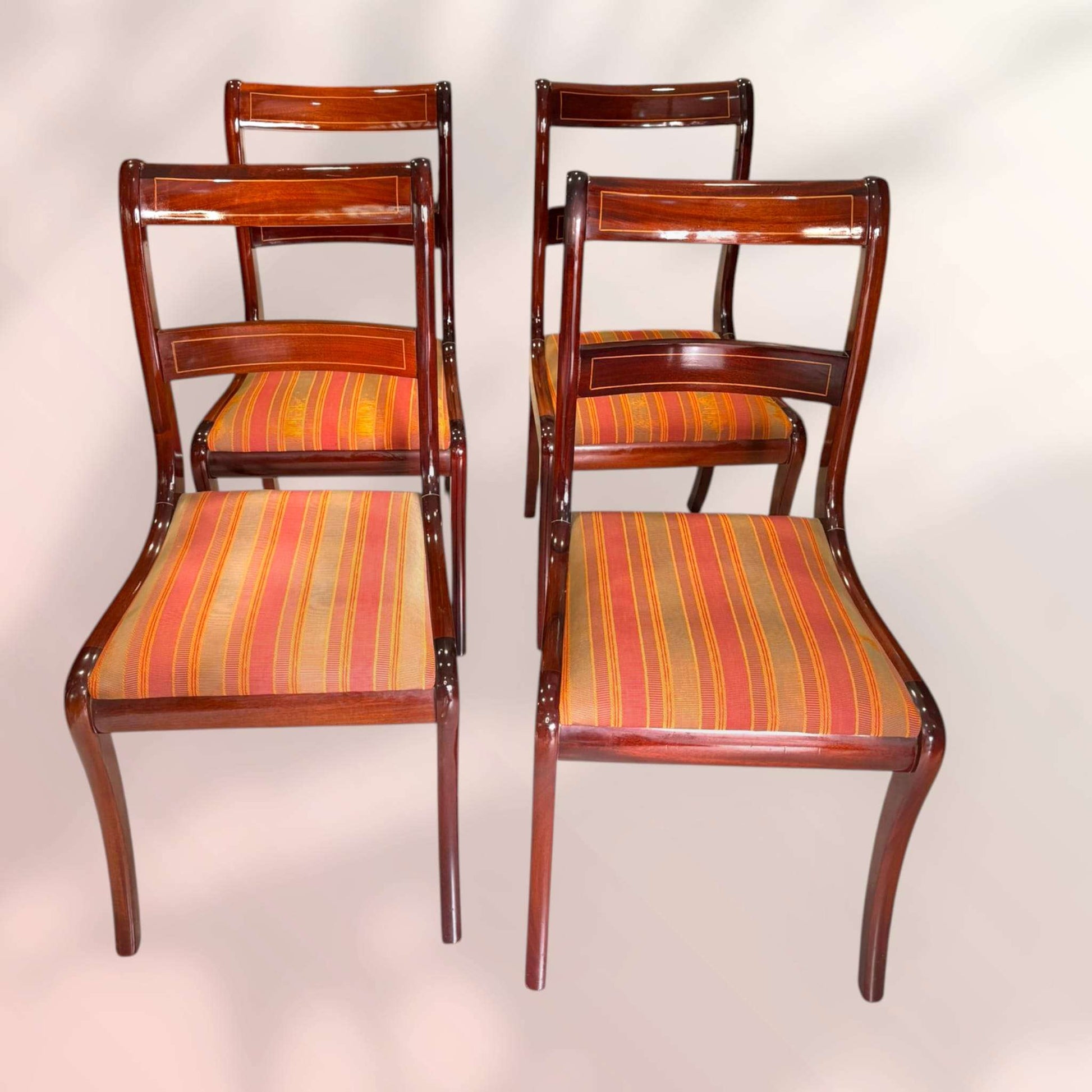 Estas Sillas de caoba con taracea son una elección excelente para quienes buscan un conjunto antiguo con presencia, utilidad y encanto decorativo real.