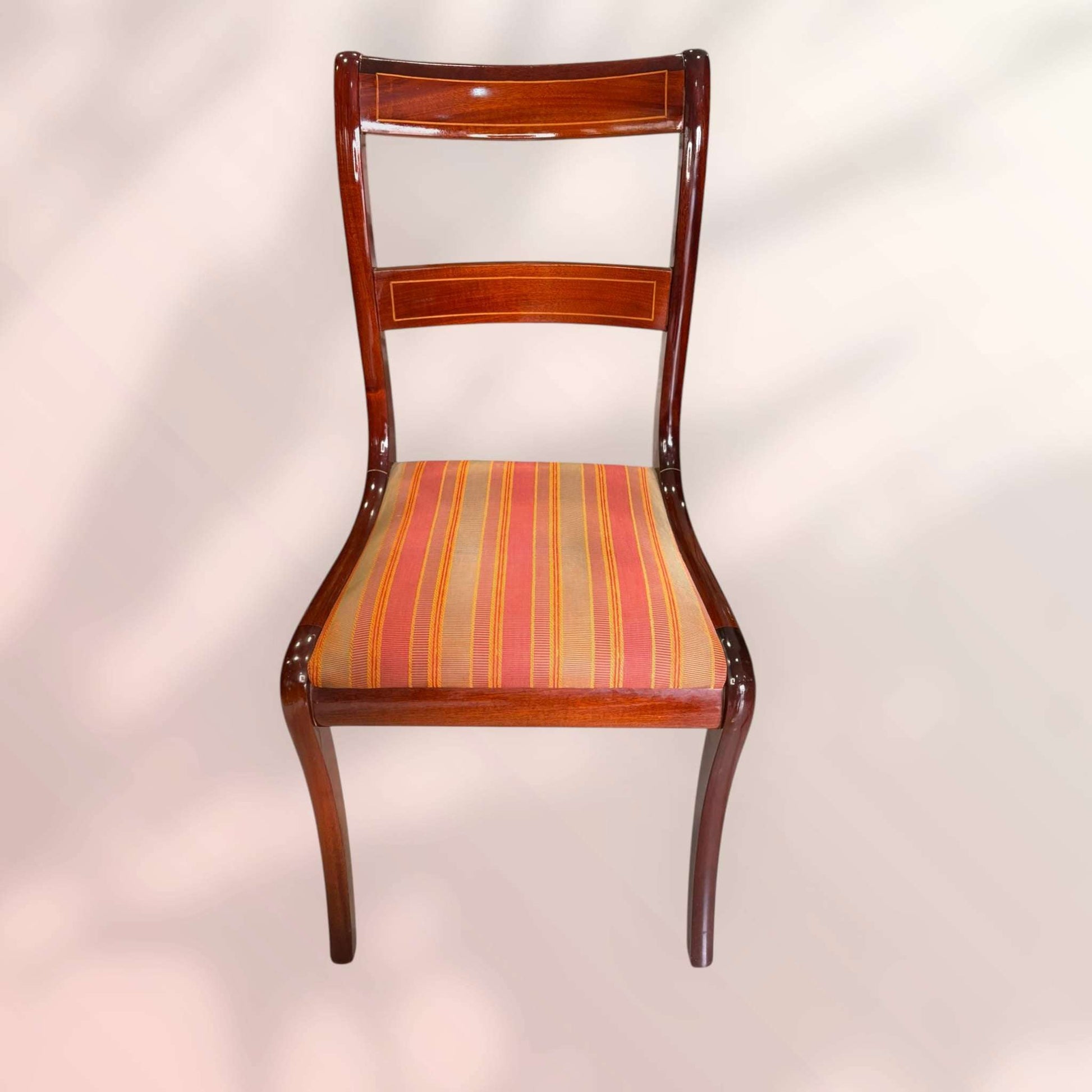 Su diseño equilibra muy bien sobriedad y elegancia, mientras que la taracea les aporta un matiz distinguido.