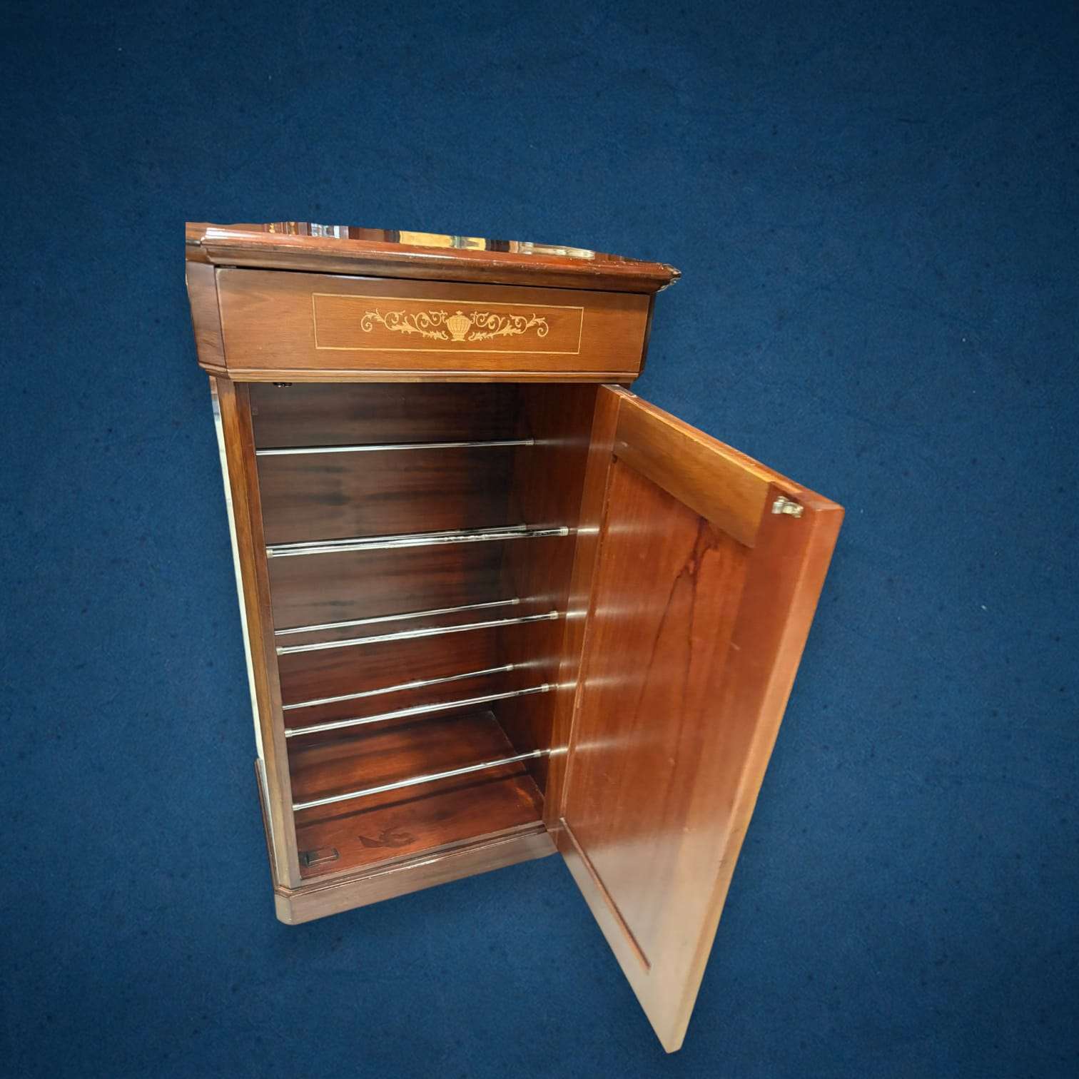  Su función original era la de mueble zapatero de apoyo para recibidores, dormitorios o distribuidores, ofreciendo una solución práctica de almacenaje vertical sin ocupar demasiado fondo. 