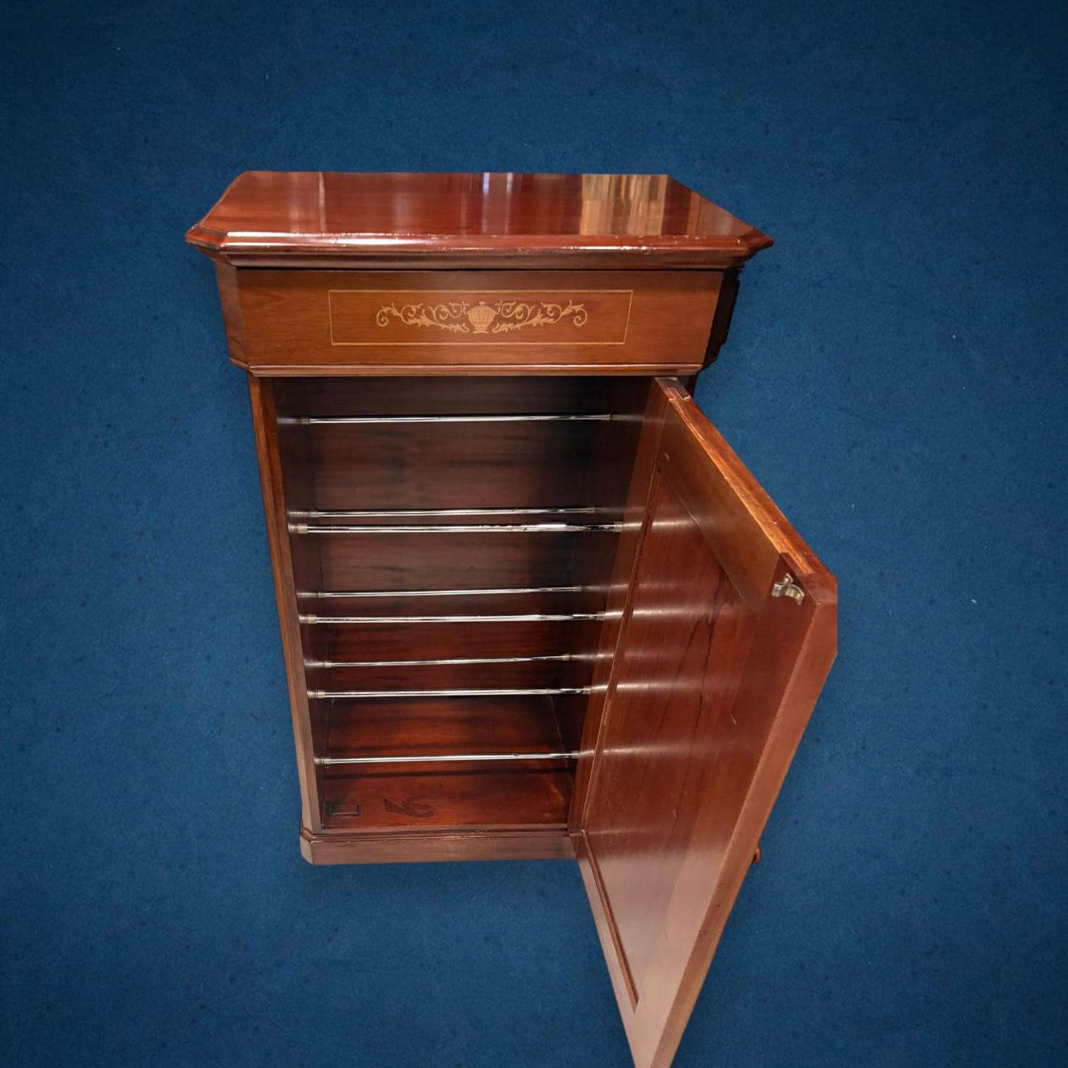 El Zapatero de caoba con taraceas es una pieza excelente para quienes desean incorporar a su hogar un mueble antiguo útil, elegante y con personalidad.