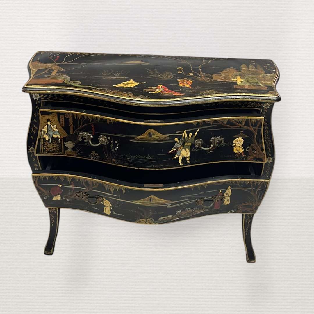 La Cómoda de estilo Luis XV con Chinoiserie es un mueble auxiliar concebido para ofrecer almacenaje doméstico y, al mismo tiempo, embellecer la estancia con una presencia refinada. 