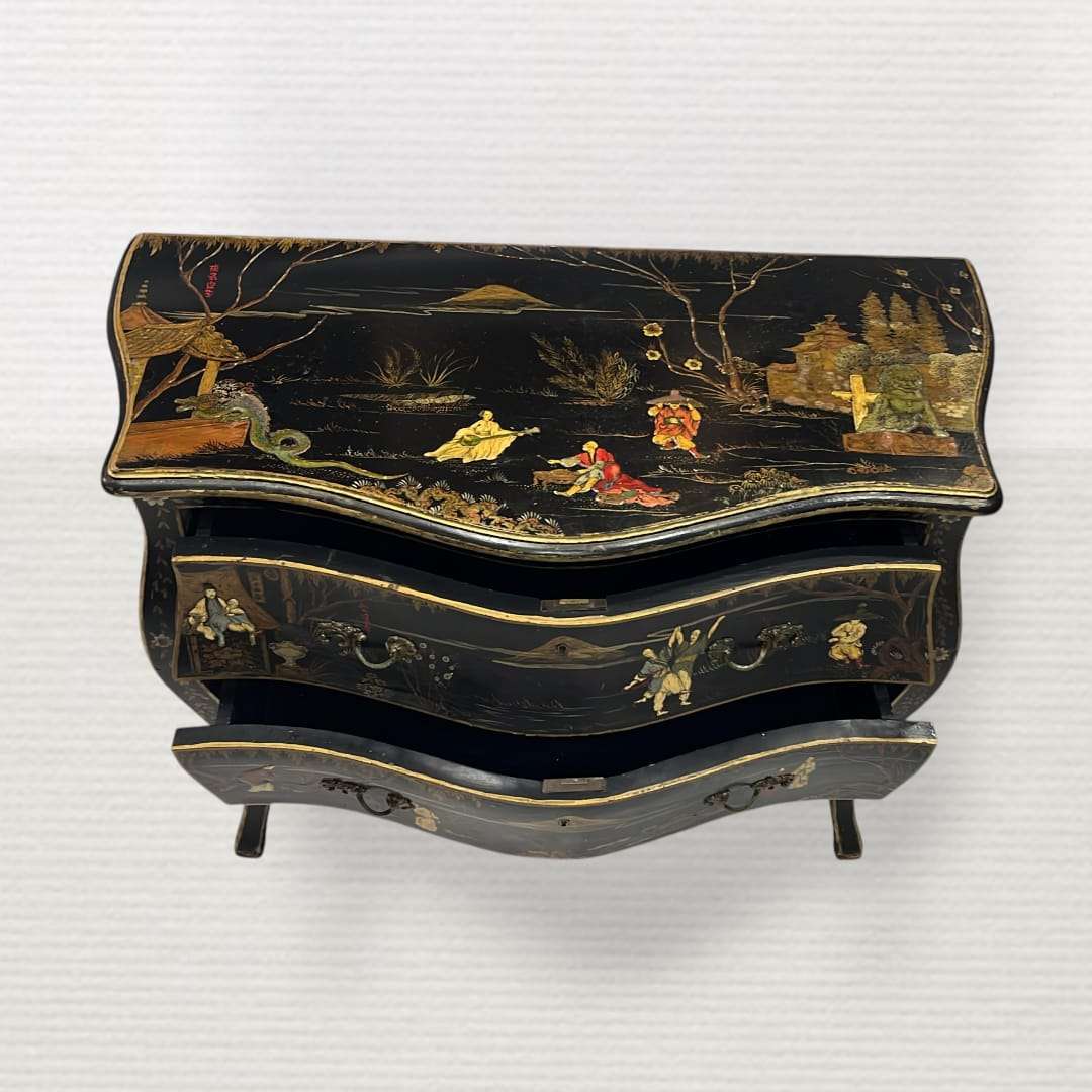  Sobre ese perfil clásico se despliega una decoración de temática chinesca sobre fondo negro, con escenas figurativas, paisajes lacustres, arquitecturas orientales, personajes