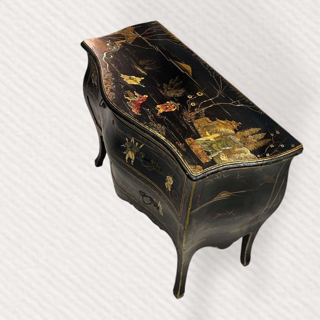 cm, esta Cómoda de estilo Luis XV con Chinoiserie resulta ideal para dormitorio, salón, recibidor o incluso despacho, donde puede actuar como pieza p