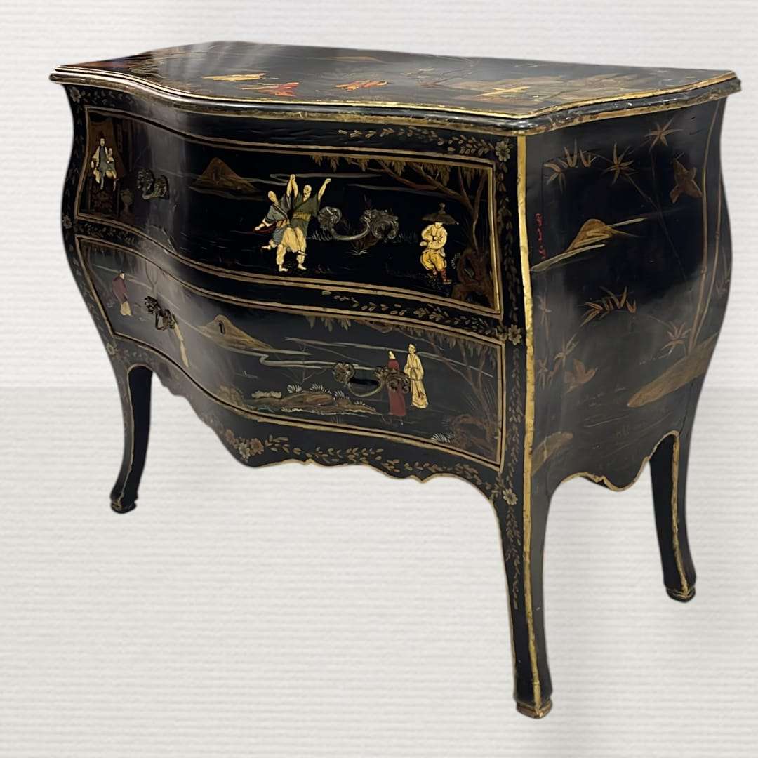 La Cómoda de estilo Luis XV con Chinoiserie es un mueble auxiliar concebido para ofrecer almacenaje doméstico y, al mismo tiempo, embellecer la estancia con una presencia refinada. 
