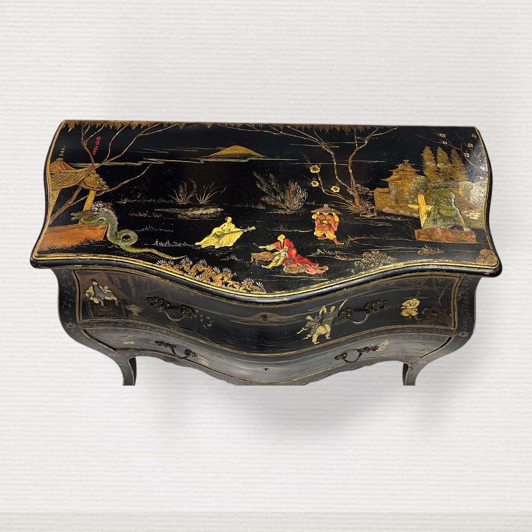  En las imágenes se aprecia una estructura de inspiración Luis XV, con frente ondulado, laterales curvos, patas altas y esbeltas y un tablero superior de contorno sinuoso.