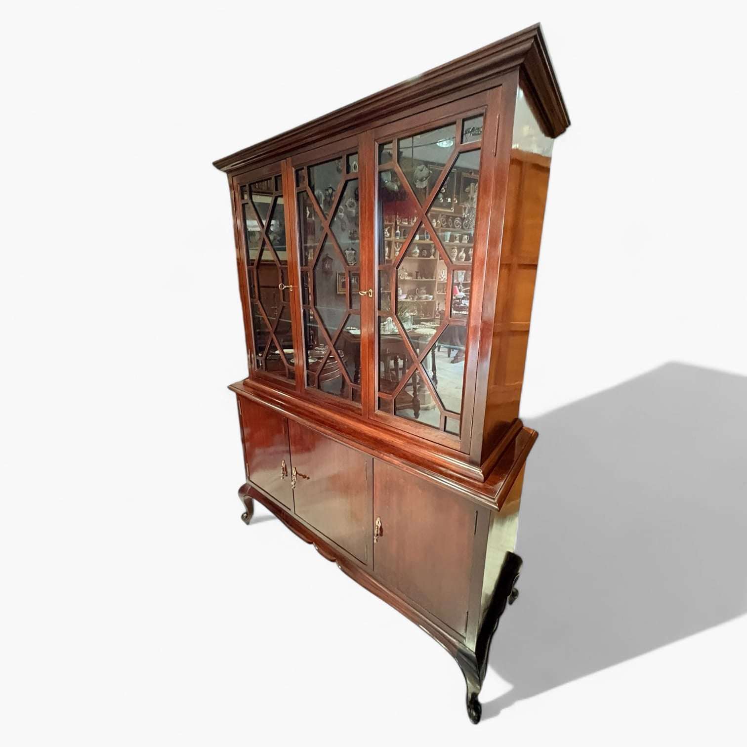 En la parte superior destacan las puertas de cristal con entramado geométrico, que añaden profundidad y elegancia sin recargar el diseño.