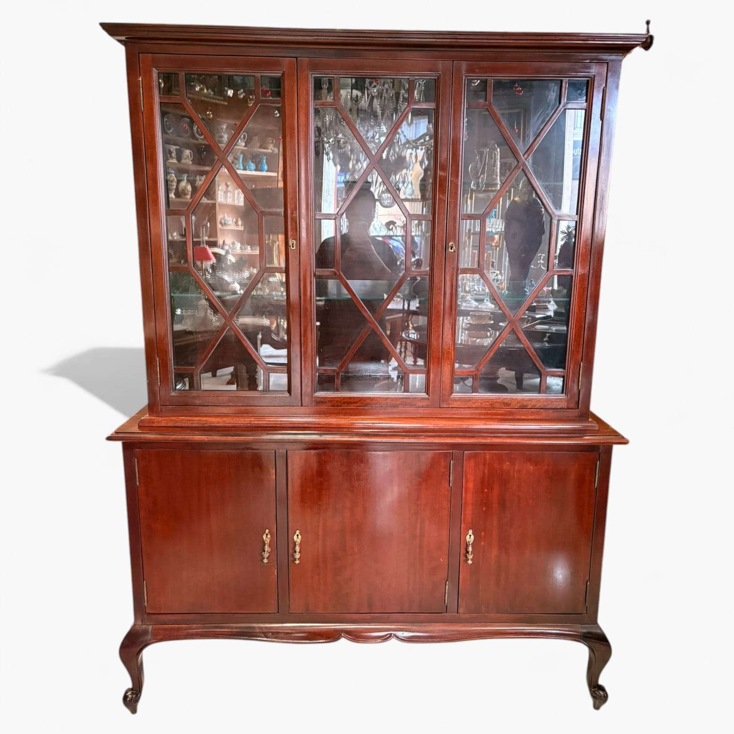 Con unas medidas de 136 x 46 x H179 cm, resulta ideal para salón, comedor, biblioteca o despacho, donde puede utilizarse para porcelanas, cristalería, libros, platería o piezas de colección. 