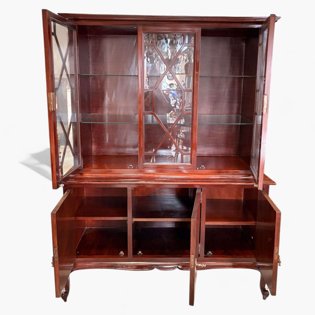 Con unas medidas de 136 x 46 x H179 cm, resulta ideal para salón, comedor, biblioteca o despacho, donde puede utilizarse para porcelanas, cristalería, libros, platería o piezas de colección. 