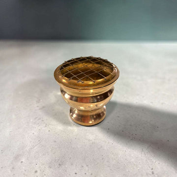 La función de este tipo de pieza es sujetar y presentar flores con mayor precisión, especialmente en arreglos pequeños donde la rejilla ayuda a distribuir los tallos. 