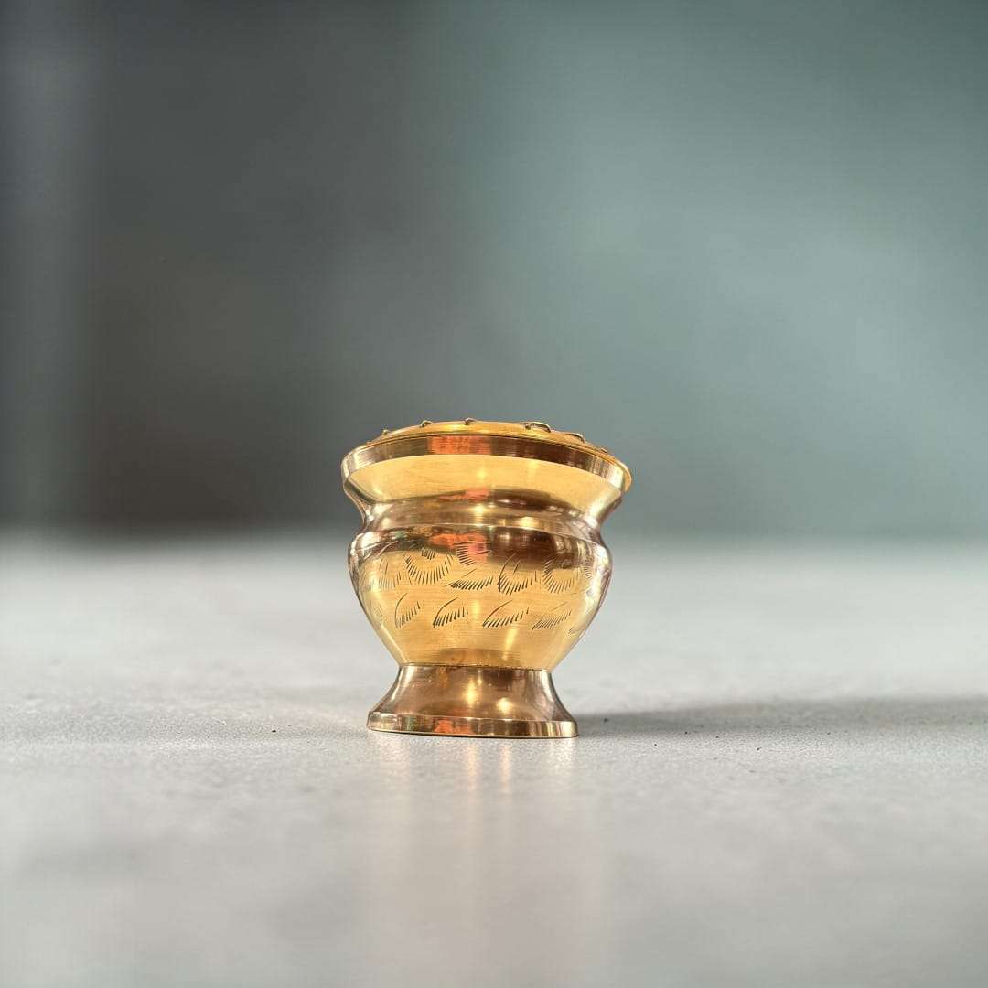 Hoy, este Florero de metal dorado con rejilla tiene además un fuerte valor decorativo. Queda magnífico en una mesa auxiliar, un escritorio, una consola o una vitrina, tanto con flores como sin ellas. 