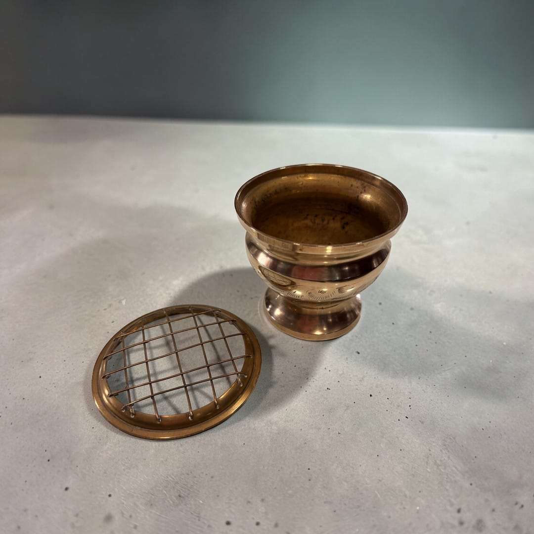 Puede utilizarse como pequeño acento ornamental y aporta una sensación de cuidado, gusto y refinamiento. Uma escolha excelente para quem procura uma peça antiga, decorativa e cheia de personalidade. Este Florero de metal dorado con rejilla es una oportunidad nueva en web, limitada y única para sumar encanto a c