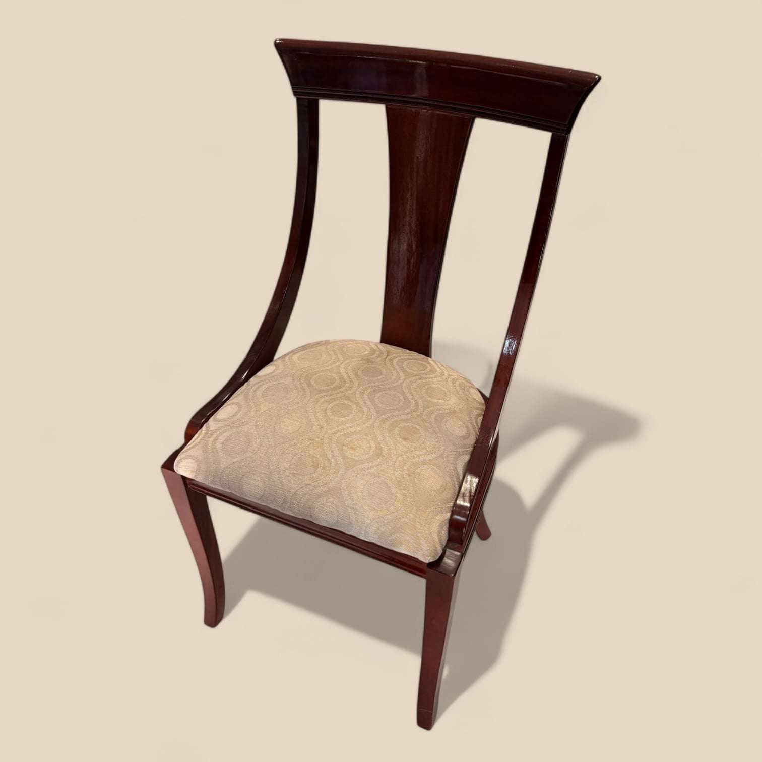 Además de su uso práctico como asientos de comedor, hoy estas sillas destacan como piezas decorativas capaces de aportar orden visual, calidez y coherencia estética al conjunto del espacio.