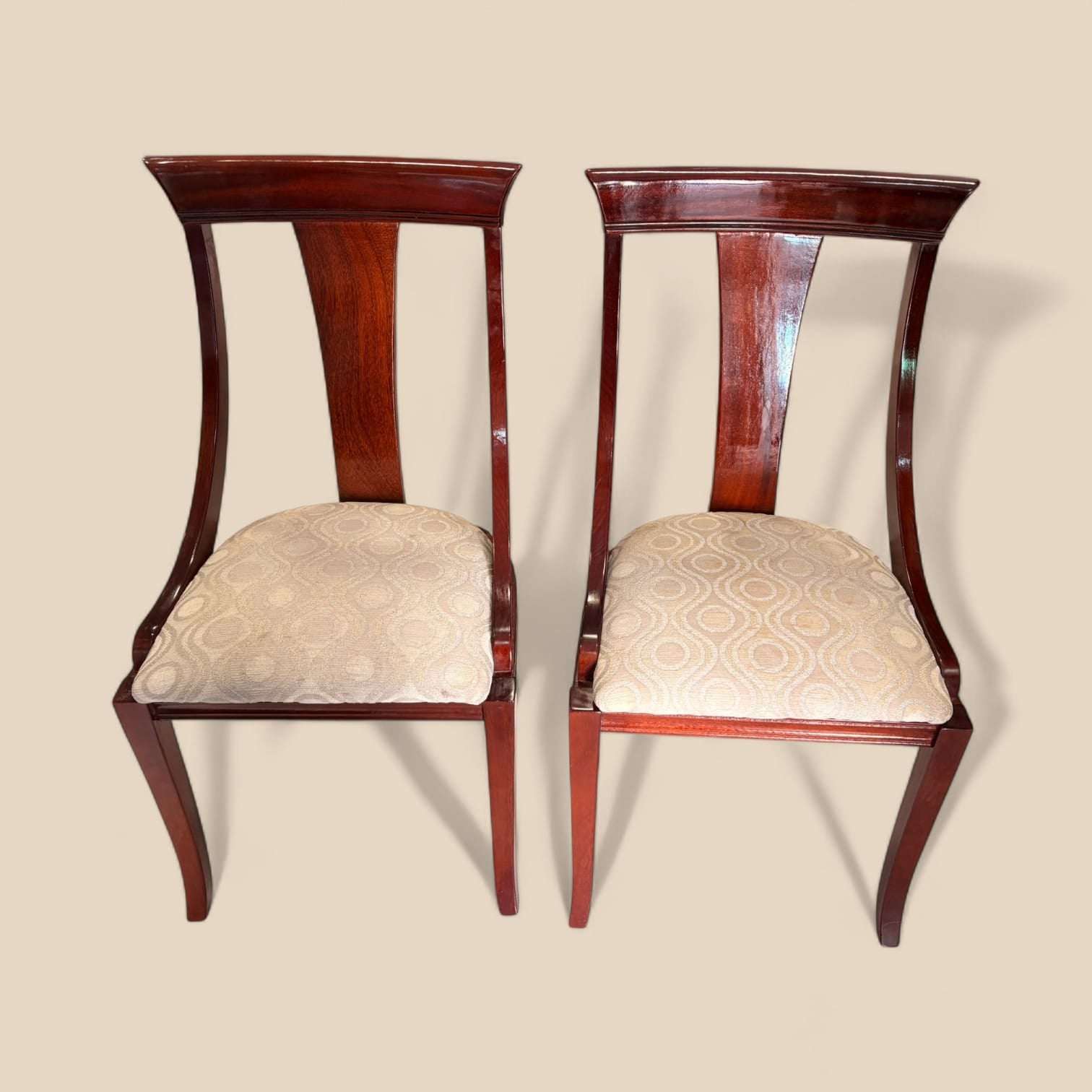  Su función original era acompañar una mesa de comedor o de reunión, ofreciendo asiento cómodo y una presencia visual acorde con interiores cuidados. 