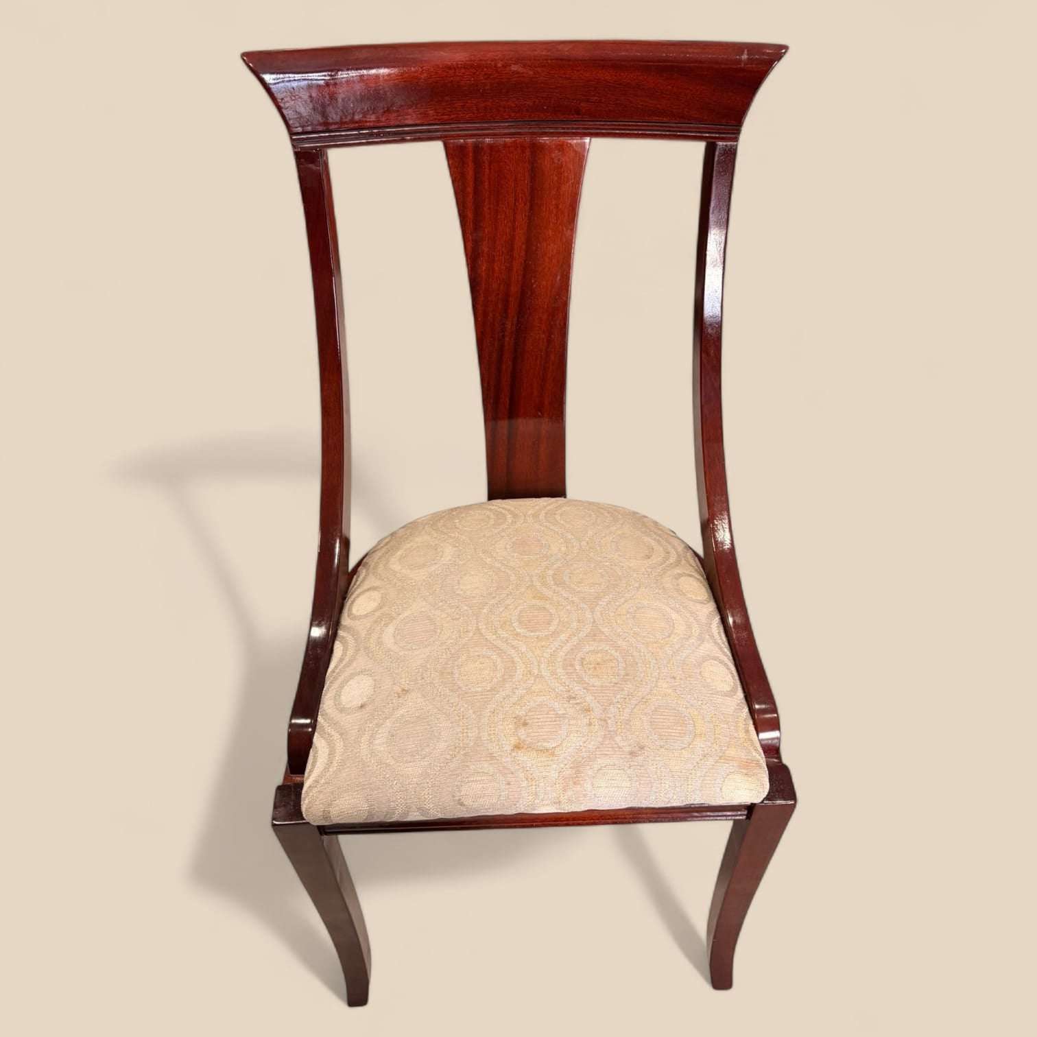 Con unas medidas aproximadas de 49 x 39,5 x H96,5 cm por unidad, este Conjunto de 6 sillas de caoba resulta muy versátil para ambientes tradicionales, eclécticos o incluso contemporáneos que busquen incorporar una nota de mueble an