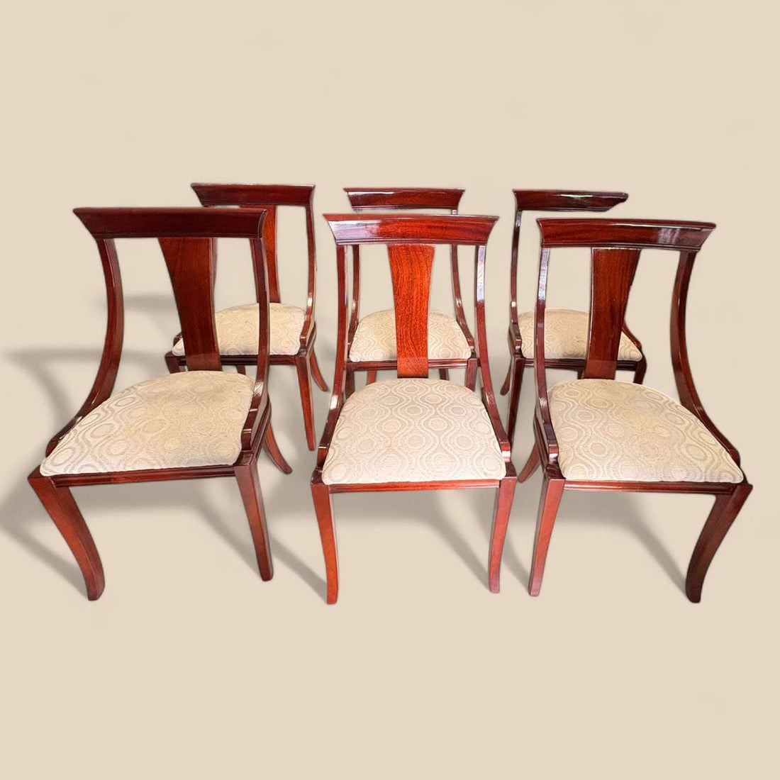 El Conjunto de 6 sillas de caoba es una propuesta ideal para vestir un comedor o salón con una estética clásica, serena y elegante.