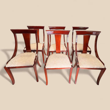 El Conjunto de 6 sillas de caoba es una propuesta ideal para vestir un comedor o salón con una estética clásica, serena y elegante.