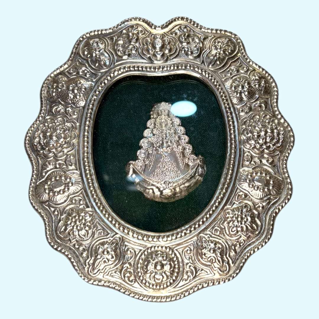 . En este caso, la Virgen del Rocío encarna una devoción mariana de enorme arraigo popular, especialmente vinculada a Andalucía y a Almonte.