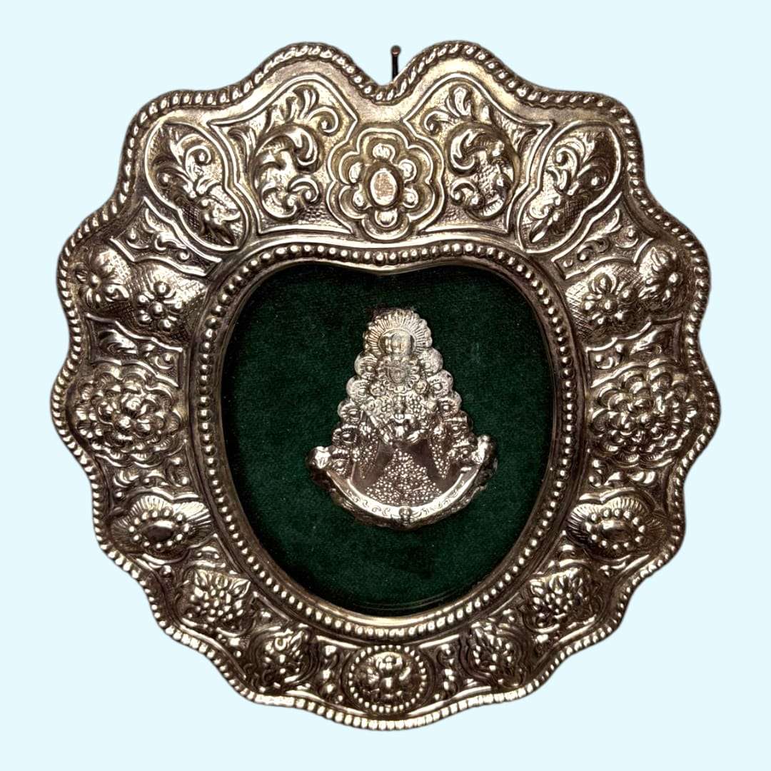 Este Relicario de metal plateado de la Virgen del Rocío reúne valores religiosos, decorativos y coleccionables en una pieza muy cuidada, ideal para pared, rincón de oración, dormitorio, despacho o vitrina de arte sacro.