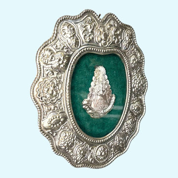 La función de un relicario o marco devocional como este es custodiar una imagen sagrada y favorecer el recogimiento, la oración y la cercanía emocional con la advocación representada