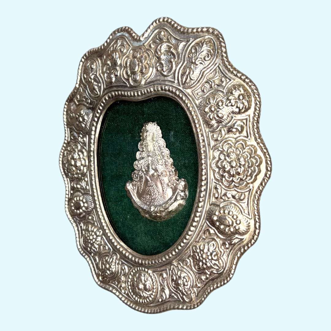 Este Relicario de metal plateado de la Virgen del Rocío reúne valores religiosos, decorativos y coleccionables en una pieza muy cuidada, ideal para pared, rincón de oración, dormitorio, despacho o vitrina de arte sacro.