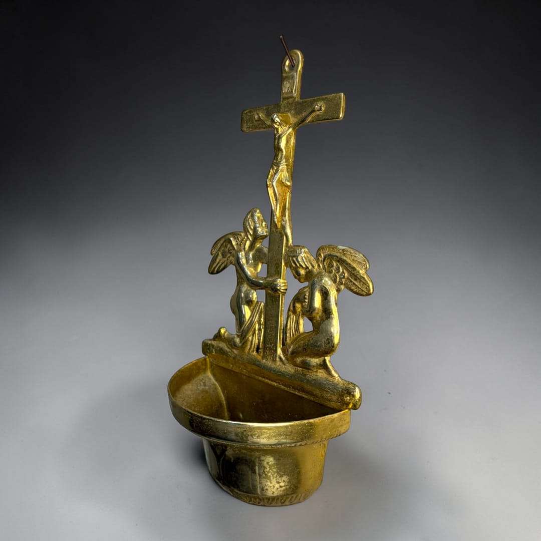 Su función tradicional era acompañar el gesto cotidiano de persignarse al entrar o salir, integrando espiritualidad, protección y recogimiento en la vida doméstica. 