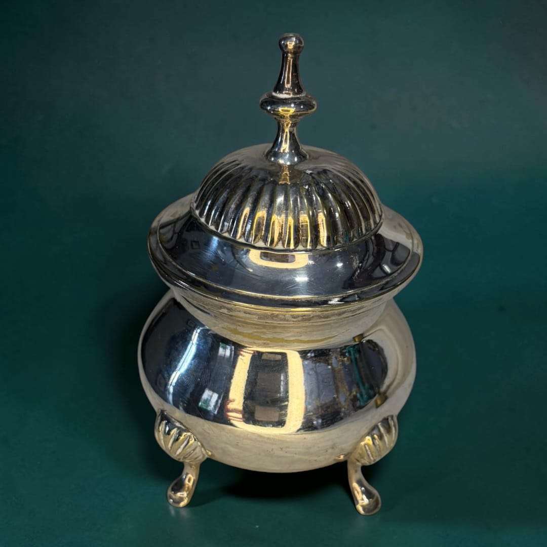 Además de esa utilidad original, actualmente suma un fuerte valor decorativo: es ideal para aparadores, vitrinas, mesas auxiliares o composiciones de platería antigua, aportando luz, refle