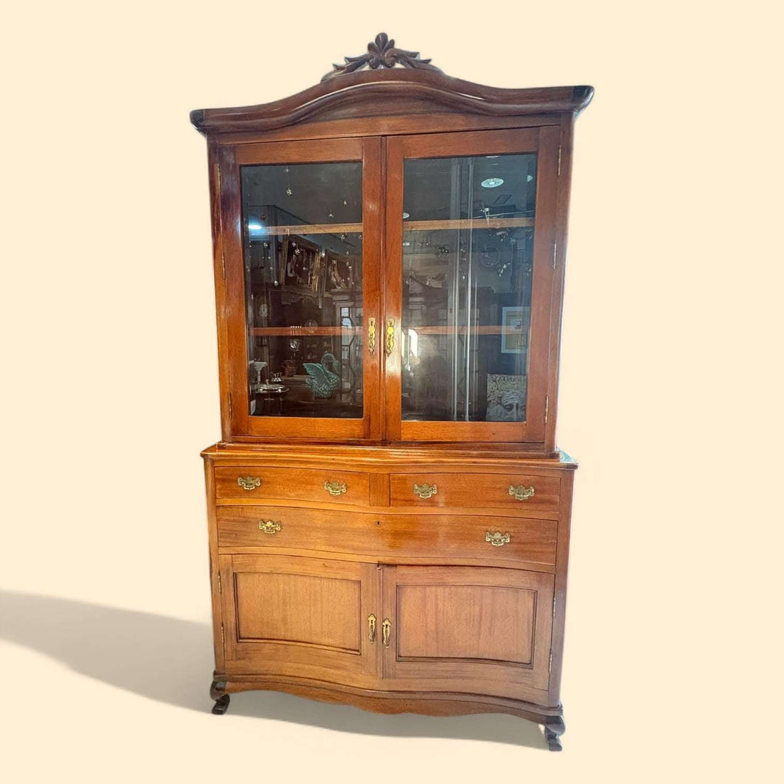 La vitrina de caoba es un mueble pensado originalmente para guardar, proteger y exhibir piezas valiosas del hogar, como vajillas, cristalerías, porcelanas, platería, libros u objetos decorativos. 