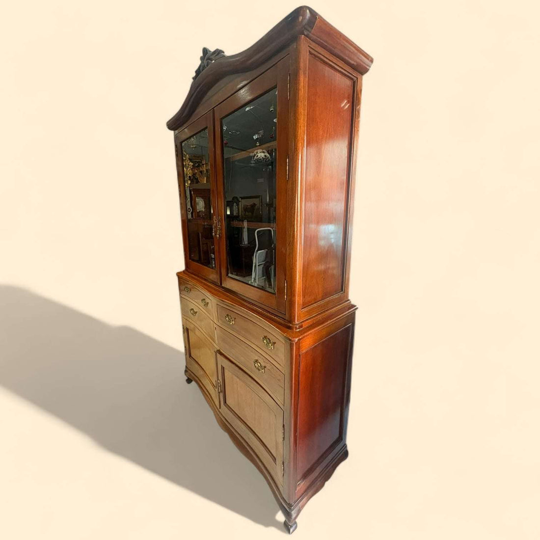 En las imágenes se aprecia una estructura alta y bien proporcionada, con copete superior ondulado y remate tallado central, detalle que eleva mucho su carácter clásico. 