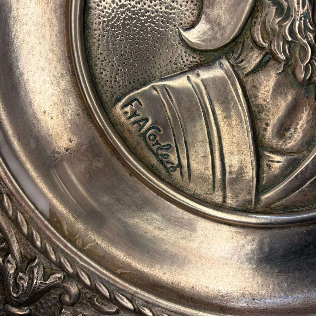 Esta pareja de platos decorativos de cobre reúne fuerza visual, elegancia ornamental y un claro aire de inspiración clásica