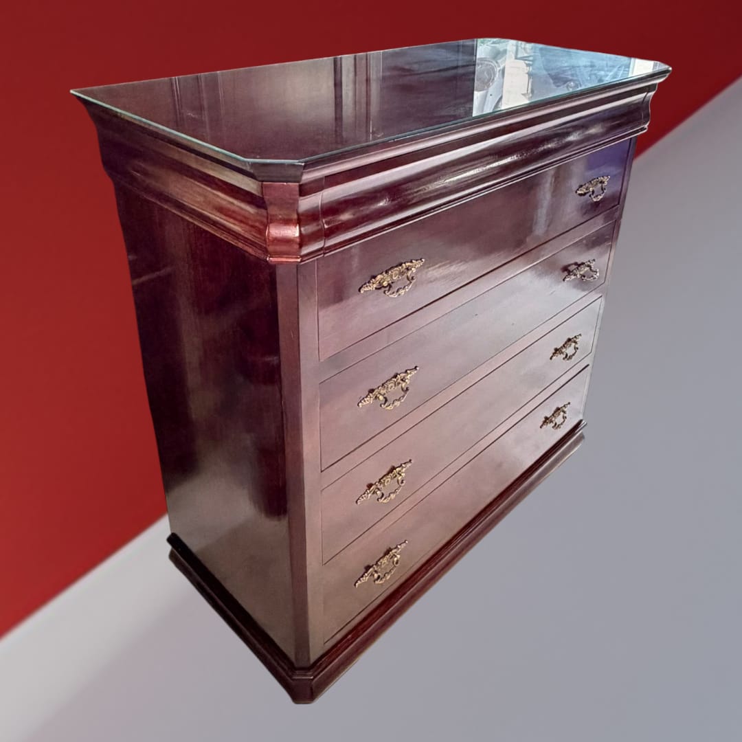 Esta Cómoda de caoba con tapa de cristal y cajón secreto es una pieza que transmite carácter desde el primer vistazo.