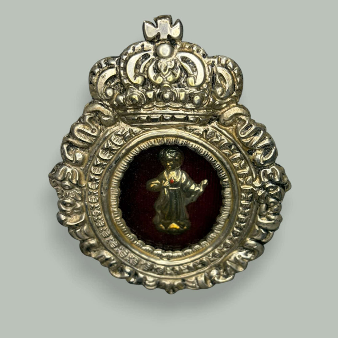 Este relicario de metal plateado resulta ideal para quienes buscan una pieza única, limitada y con verdadera personalidad.