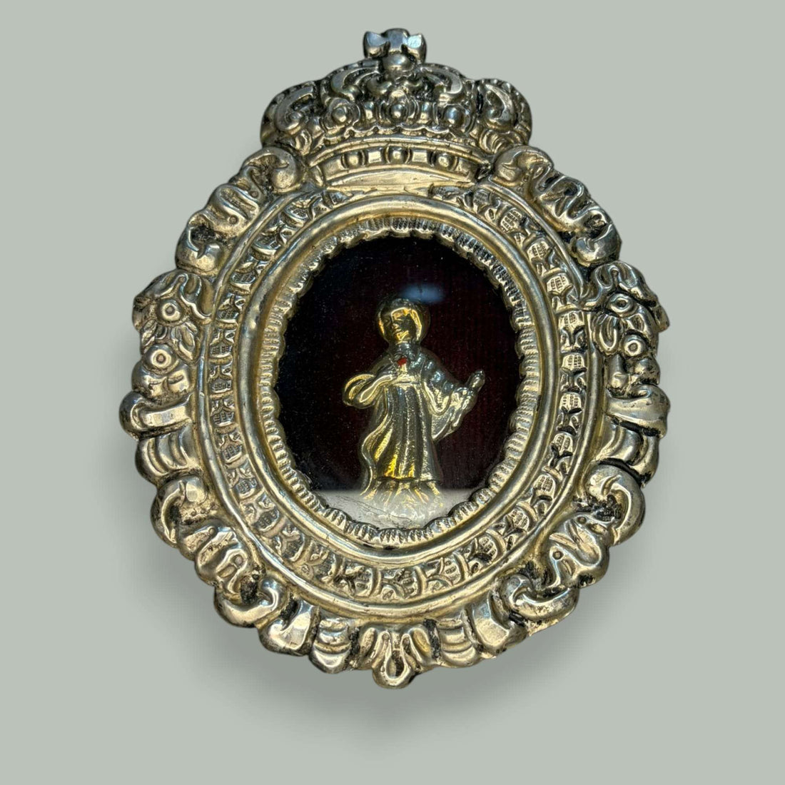 Este relicario de metal plateado resulta ideal para quienes buscan una pieza única, limitada y con verdadera personalidad.