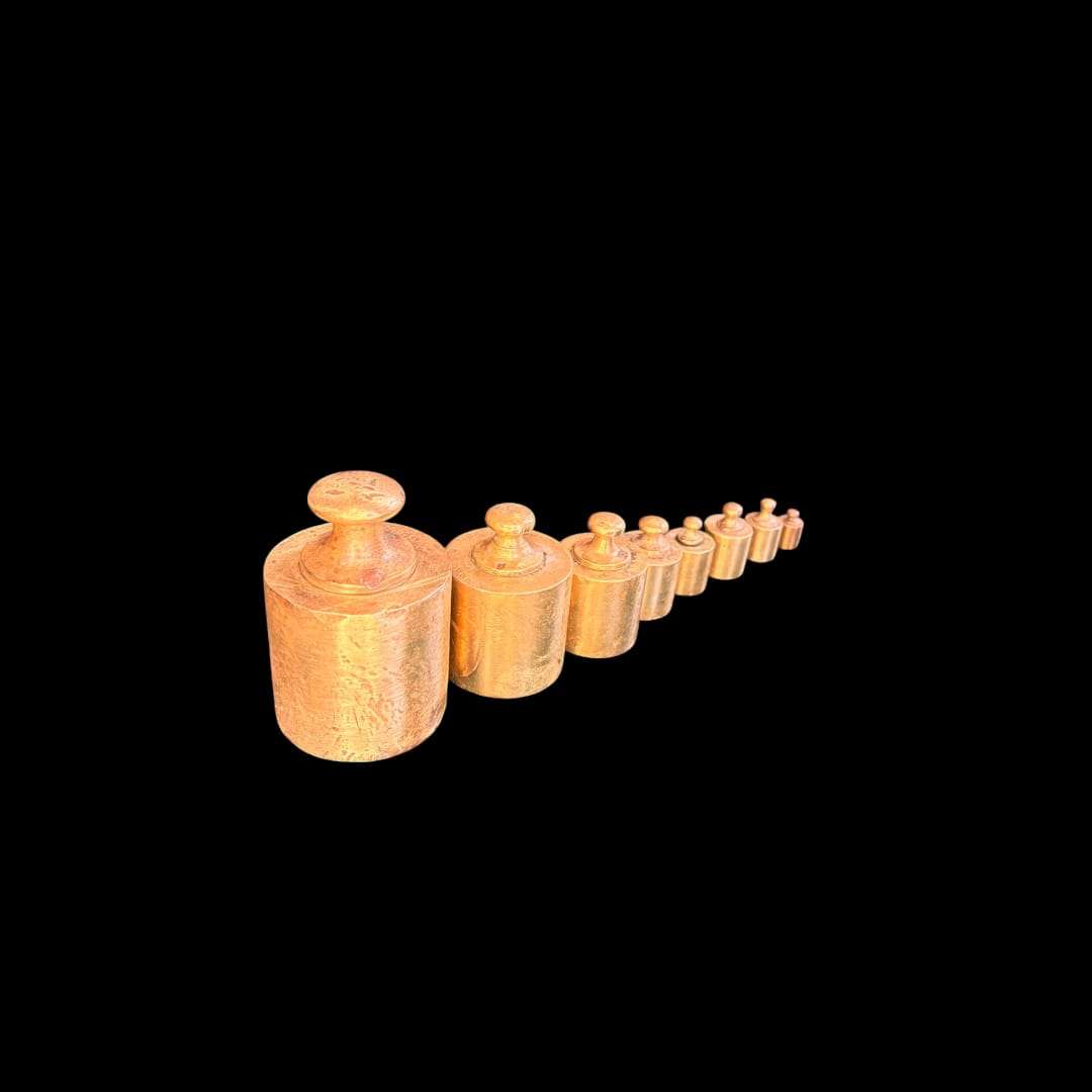 Este juego de pesas de bronce es un conjunto antiguo utilizado originalmente en básculas y balanzas tradicionales para medir con precisión diferentes pesos mediante contrapesos calibrados. 