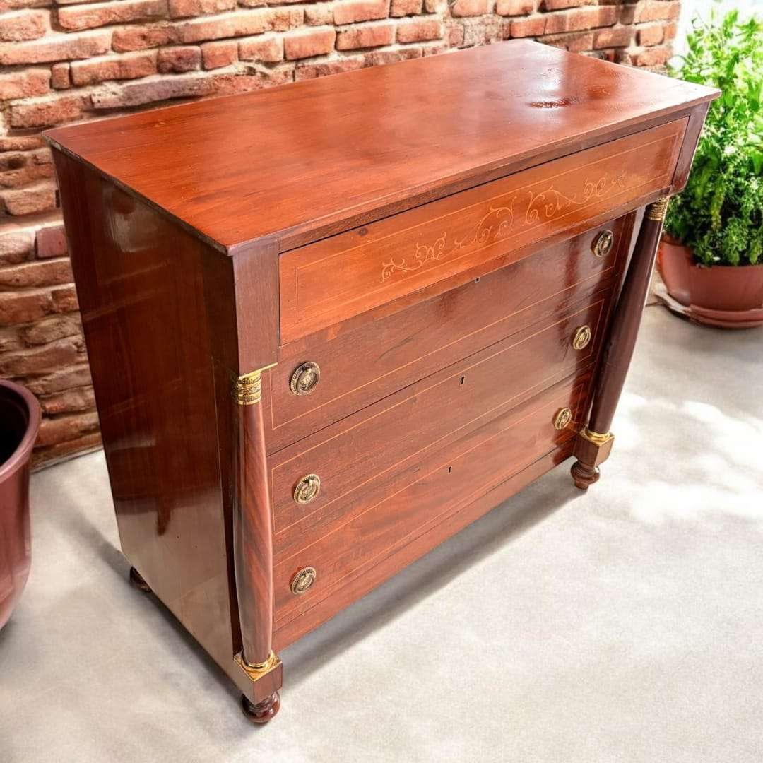 La cómoda Imperio de caoba es una pieza antigua de gran equilibrio visual, concebida para ofrecer almacenaje y, al mismo tiempo, vestir el espacio con una estética clásica y distinguida.