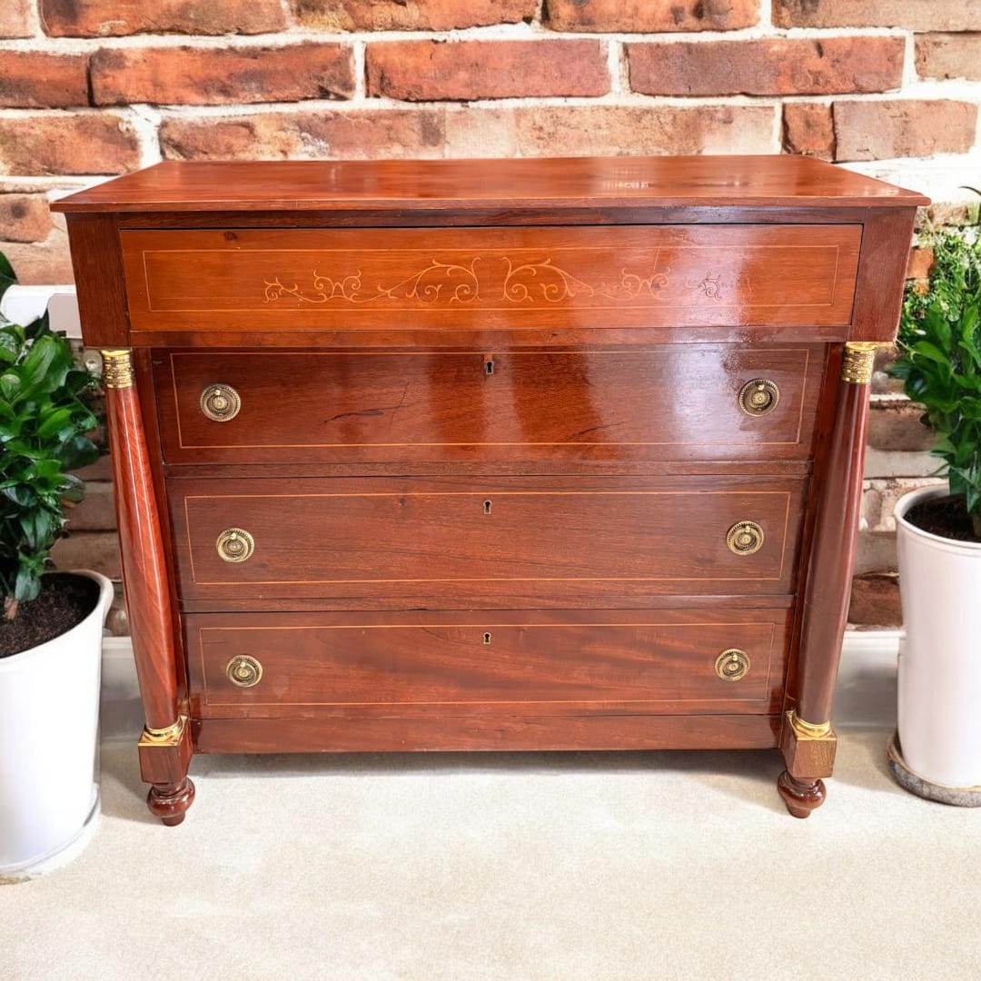 La cómoda Imperio de caoba es una pieza antigua de gran equilibrio visual, concebida para ofrecer almacenaje y, al mismo tiempo, vestir el espacio con una estética clásica y distinguida.