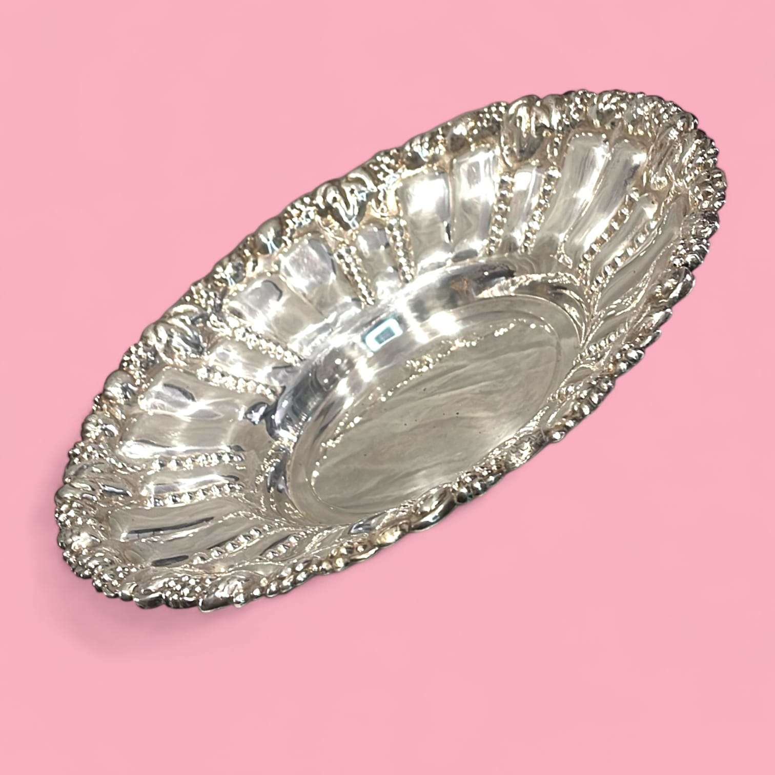 En la actualidad, además de conservar ese uso, destaca como elemento decorativo de gran encanto para ambientes clásicos, románticos o vintage.