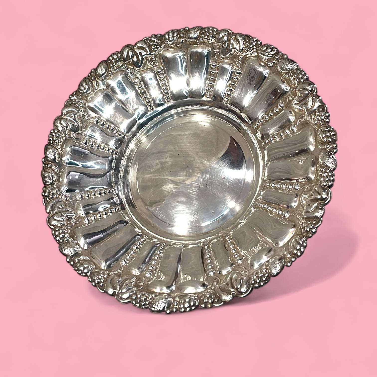 Este Plato de metal plateado es una pieza antigua con gran atractivo visual, ideal tanto para uso decorativo como para realzar una mesa elegante o una vitrina de colección. 