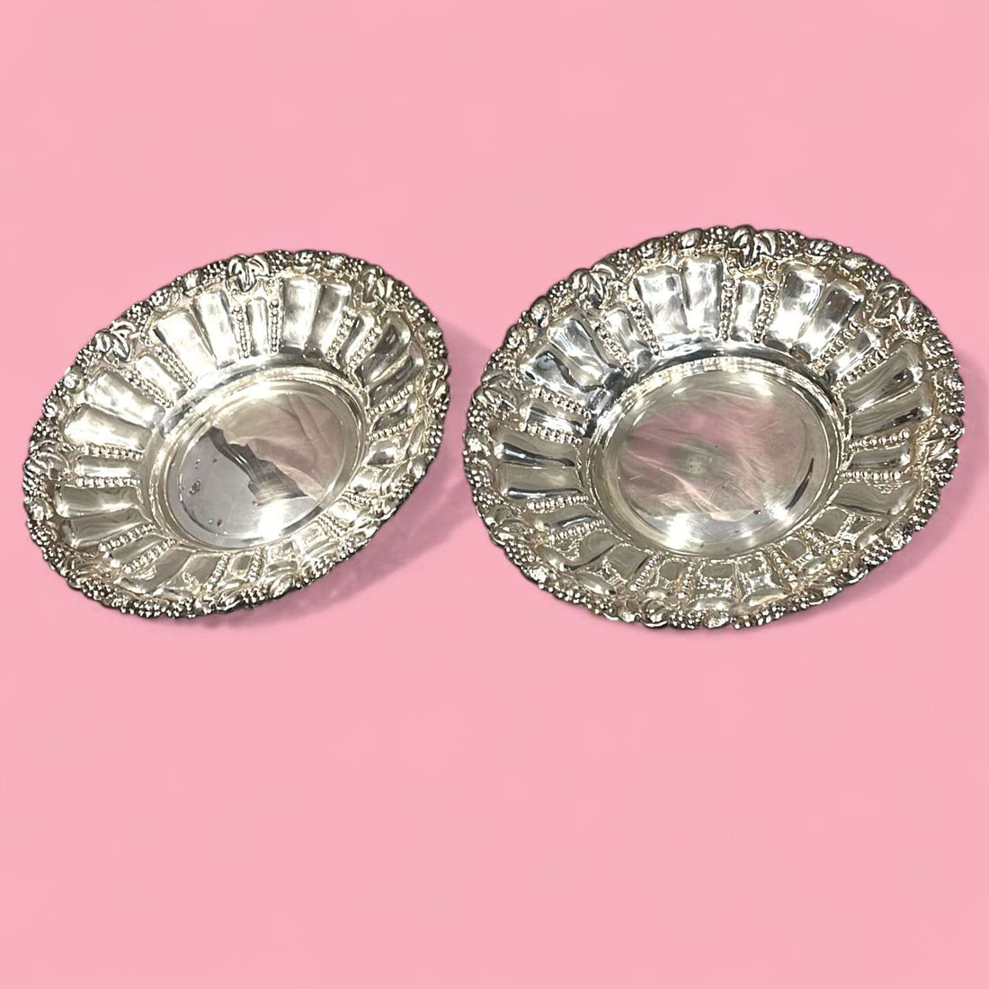 Este Plato de metal plateado es una pieza antigua con gran atractivo visual, ideal tanto para uso decorativo como para realzar una mesa elegante o una vitrina de colección. 