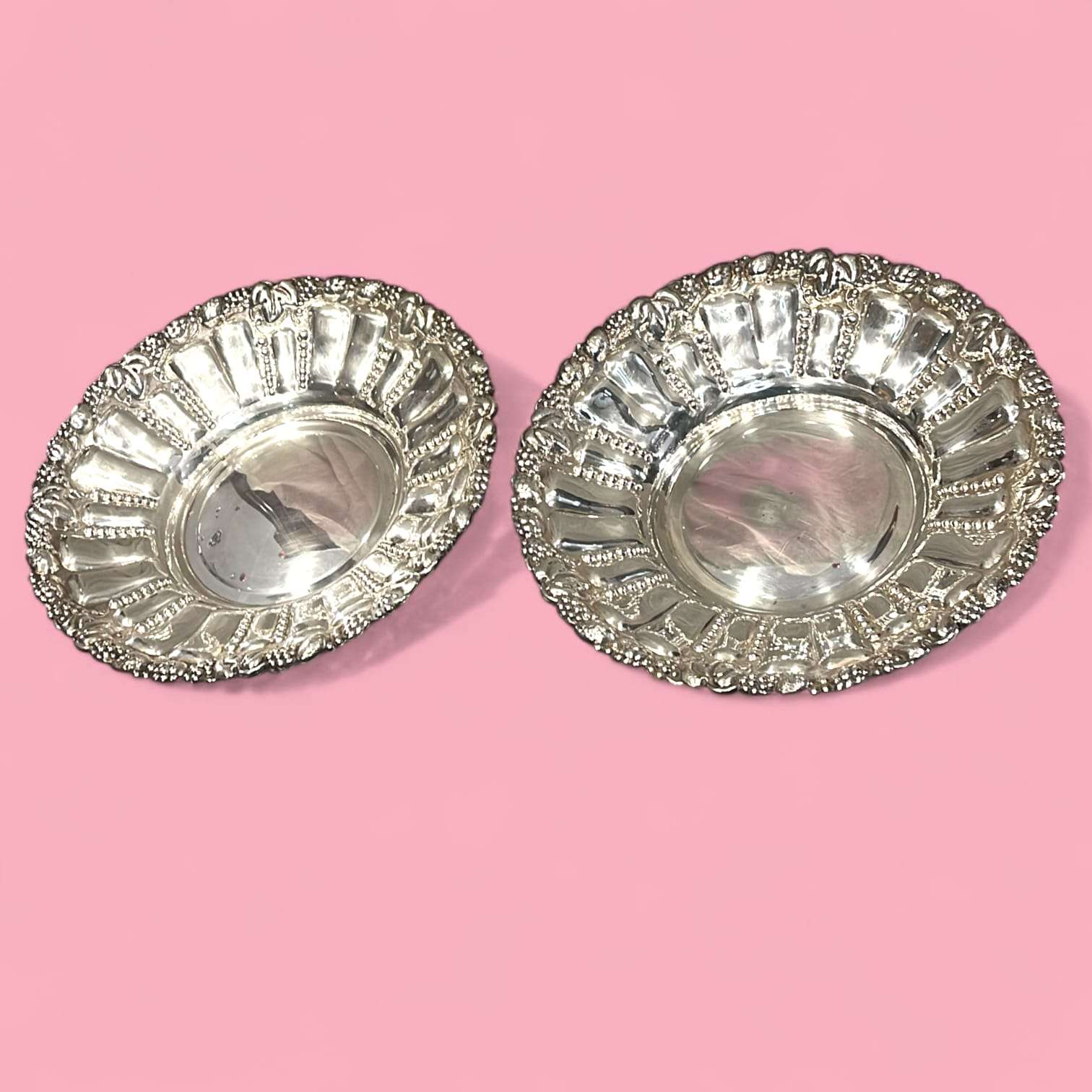 Su función original era servir y presentar pequeños alimentos, dulces, aperitivos o piezas de mesa con una estética refinada. 