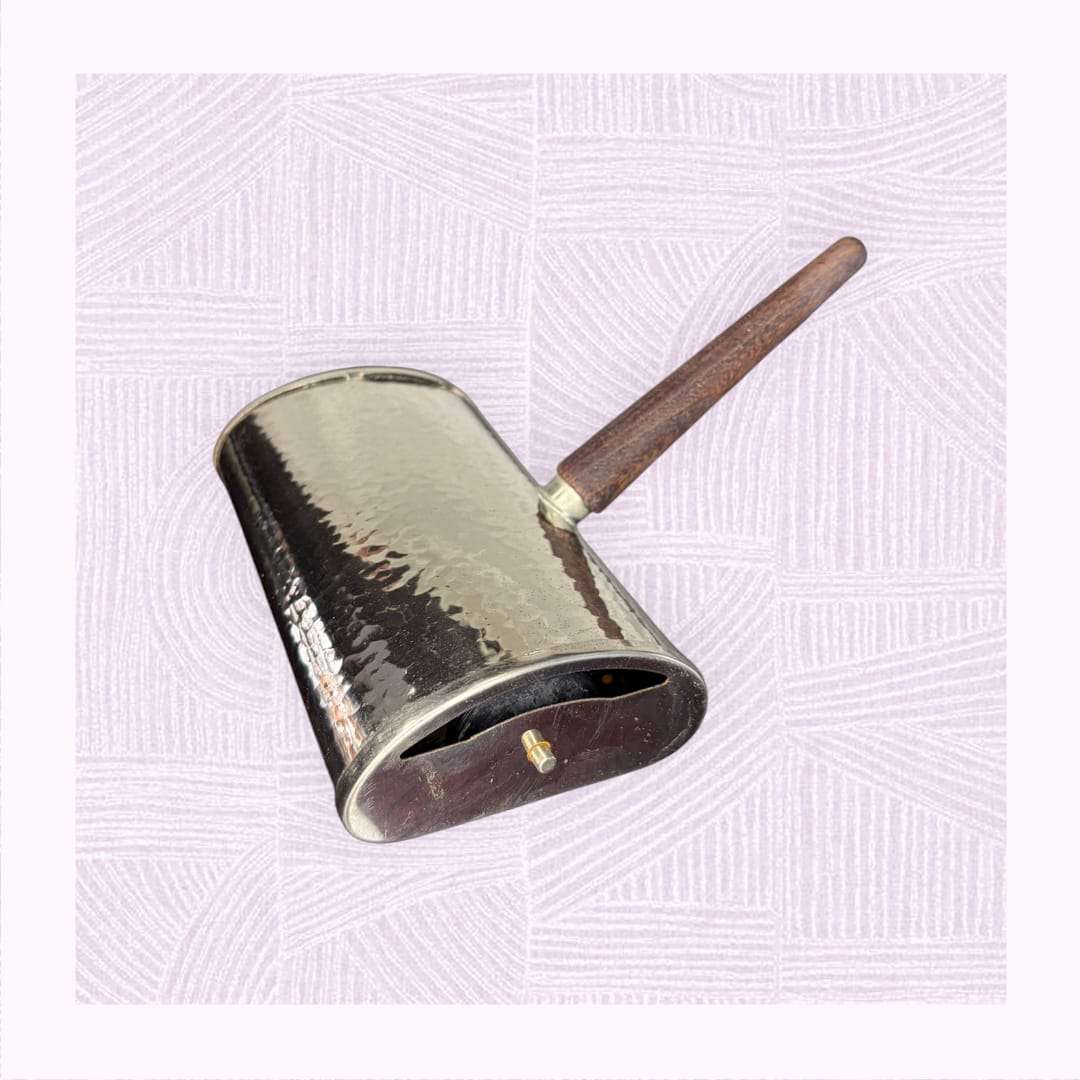 Este recoge migas de metal plateado con mango de madera es una pieza antigua de mesa creada originalmente para retirar discretamente las migas del mantel entre servicios, manteniendo la presentación limpia y cuidada. 