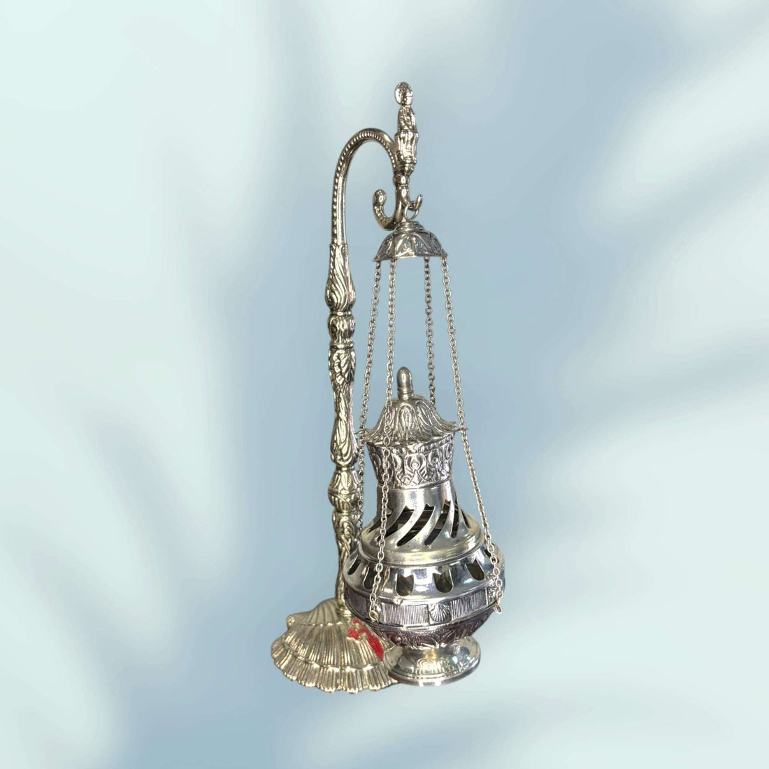 Este botafumeiro de metal plateado es una pieza decorativa inspirada en el célebre gran incensario de la Catedral de Santiago de Compostela, una de las imágenes más reconocibles del universo jacobeo. 